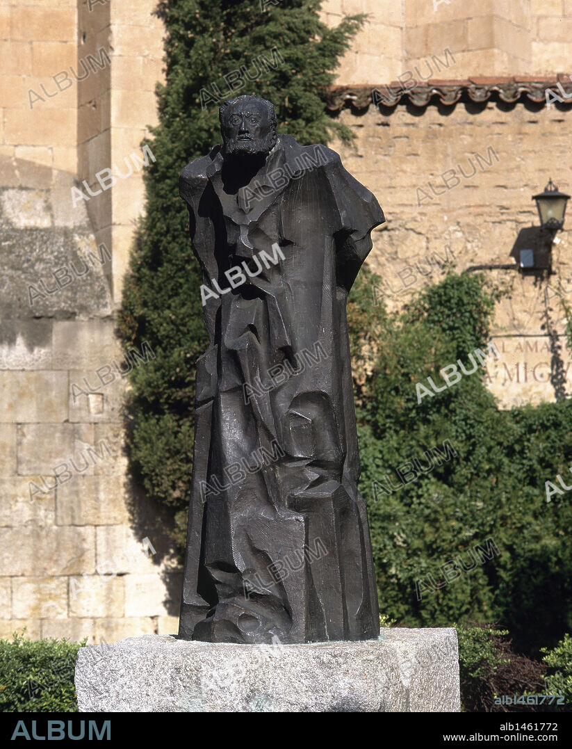 UNAMUNO, Miguel de (Bilbao, 1864-Salamanca, 1936) Escritor español de excepcional fecundidad literaria, cultivó todos los géneros. Autor de obras como "La tia Tula" (1921) y "San Manuel Bueno, mártir" (1930). Influído por Kierkegaard, William James y San Agustín. ESCULTURA EN BRONCE REALIZADA POR PABLO SERRANO. SALAMANCA. Castilla-León. España.