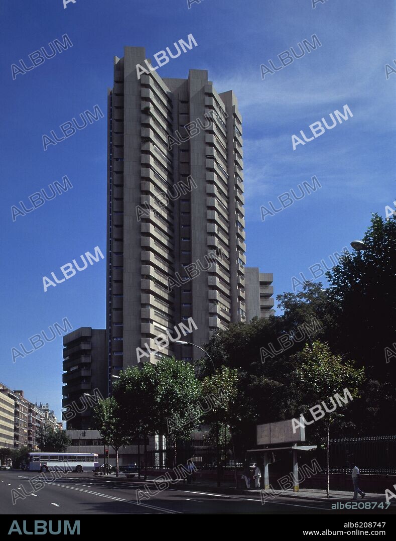 JAVIER CARVAJAL FERRER. TORRE DE VALENCIA  SITUADO EN LA CALLE MENENDEZ PELAYO CON LA CALLE O DONELL FUE CONSTRUIDO ENTRE LOS AÑOS 1970 Y 1973.