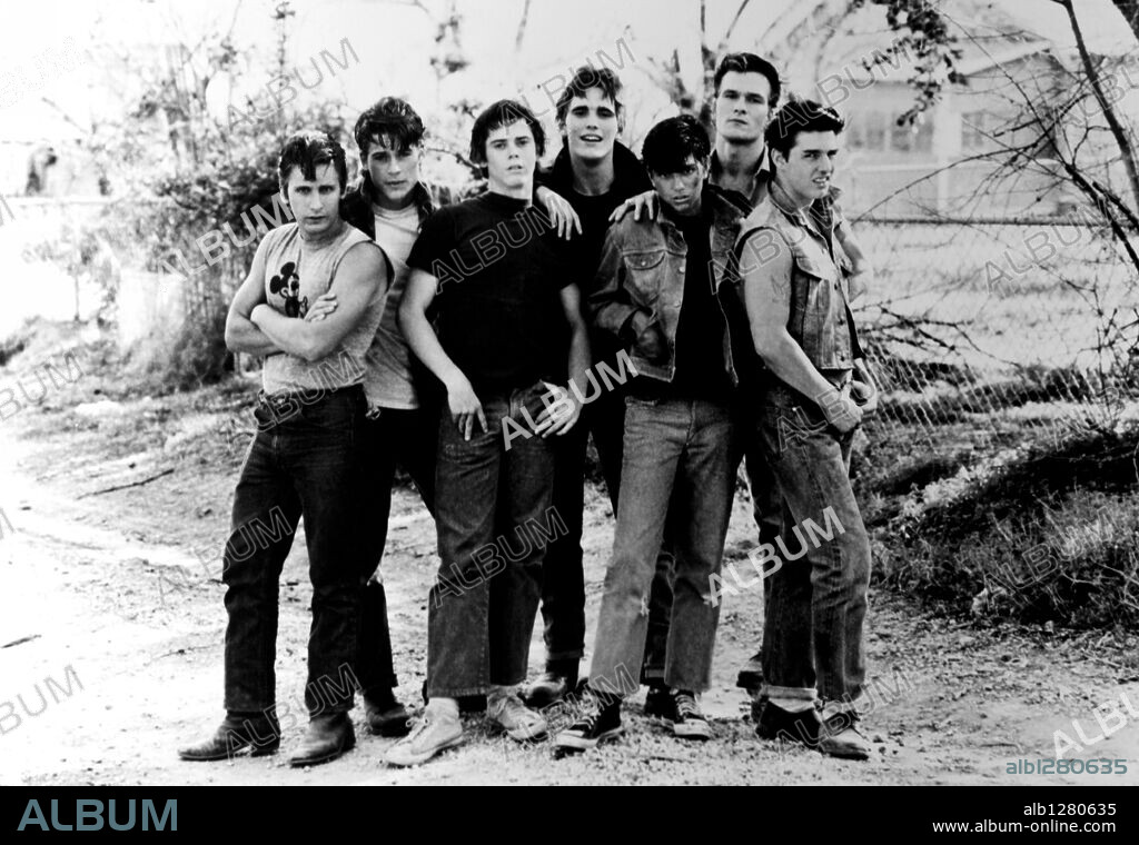 C. THOMAS HOWELL, EMILIO ESTEVEZ, MATT DILLON, RALPH MACCHIO und ROB LOWE in THE OUTSIDERS, 1983, unter der Regie von FRANCIS FORD COPPOLA. Copyright WARNER BROTHERS.