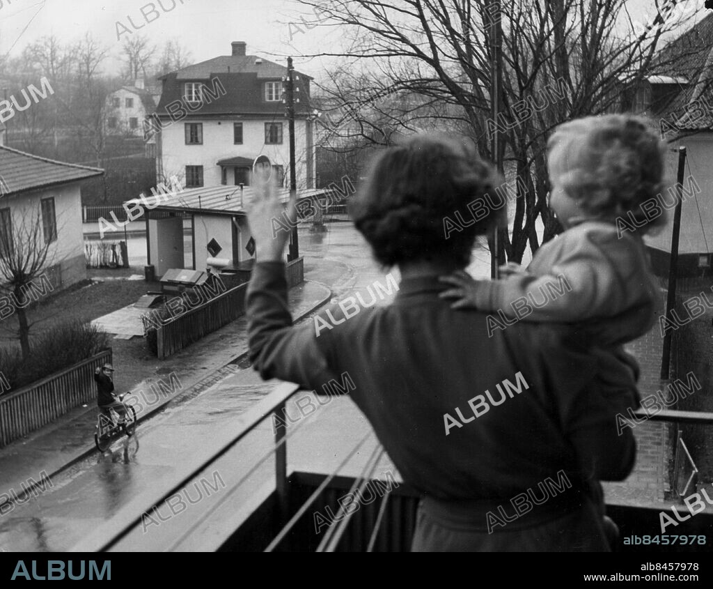 ARKIV 1950 - Målaren Gunnar Hammar vinkar adjö till familjen när han skall cykla till jobbet. På balkongen fru Maja-Lisa och dottern Birgit. Familjen Hammar bor sju personer i en etta på 36 kvadratmeter. Foto: Arne Schweitz Kod: 1049 COPYRIGHT SCANPIX SWEDEN.