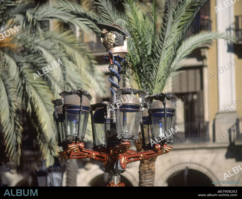 ANTONI GAUDÍ. DETALLE DE LA FAROLA DISEÑADA EN 1878 - CASCO ALADO CON DOS SERPIENTES ENROSCADAS.