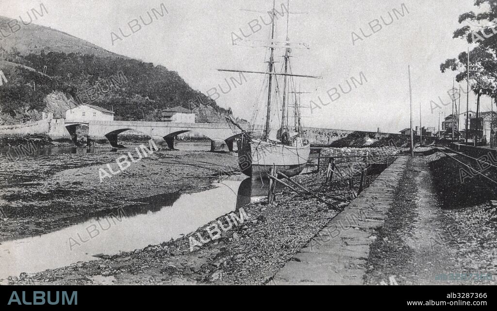 España. Deva (Cantabria). Embarcación varada en la ria de Deva en bajamar. Años 1910.