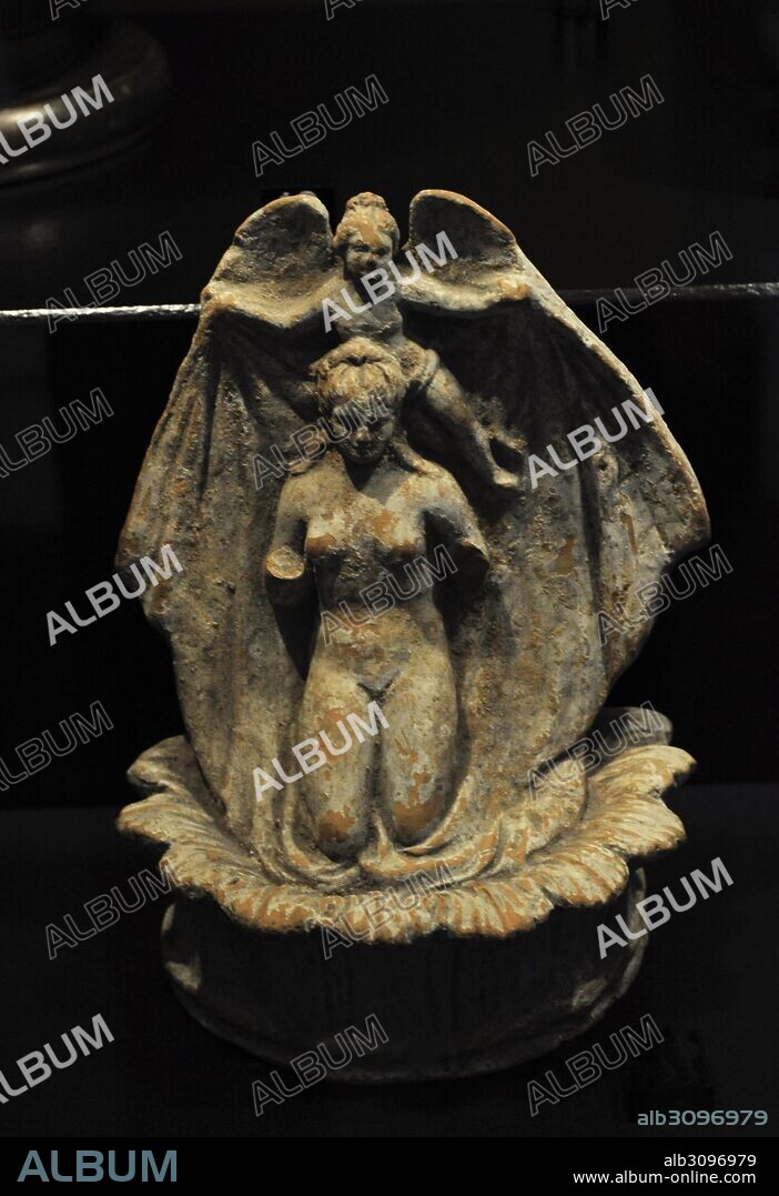 Afrodita y Eros. Escultura griega. Terracota. Hacia el 300 a. C. Museo del Mediterráneo y Antigüedades del Oriente Próximo (Museum of Mediterranean and Near Eastern Antiquities). Estocolmo. Suecia.