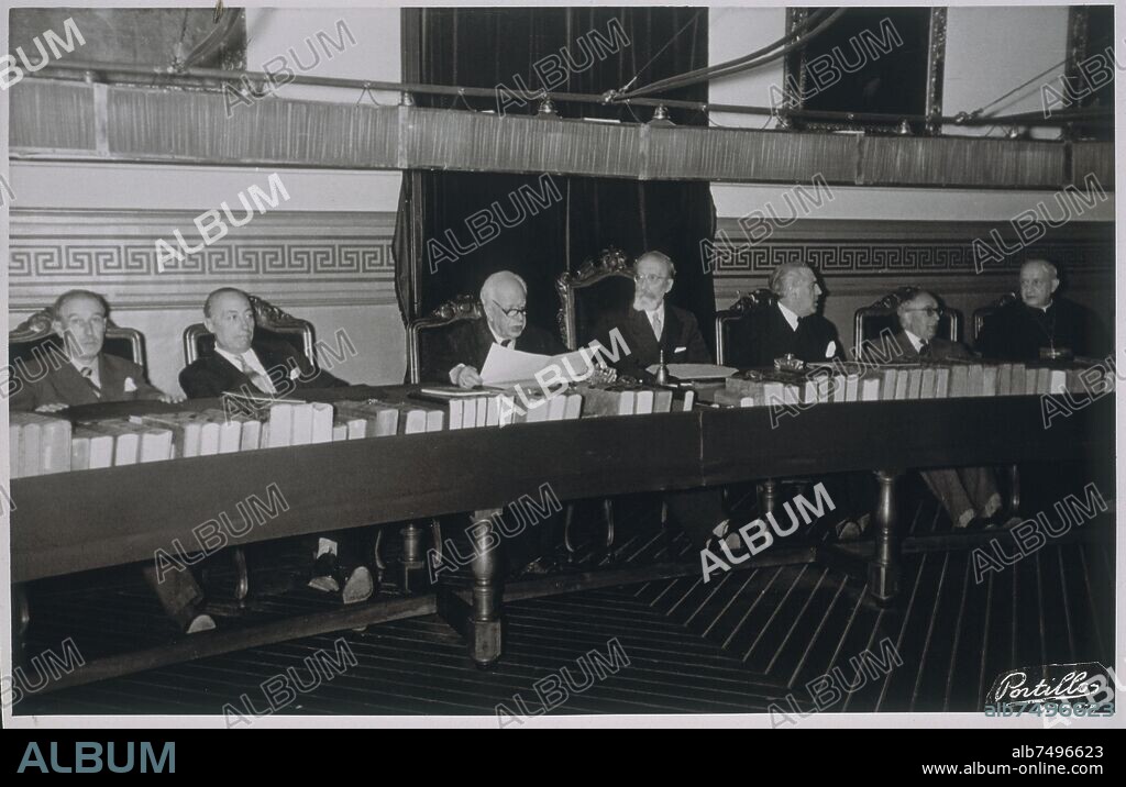 PORTILLO. FOTOGRAFIA- REUNION DE ACADEMICOS EN 1953  PRESIDIDA POR DON RAMON MENENDEZ PIDAL/ DE IZQ A DCHA. GE.