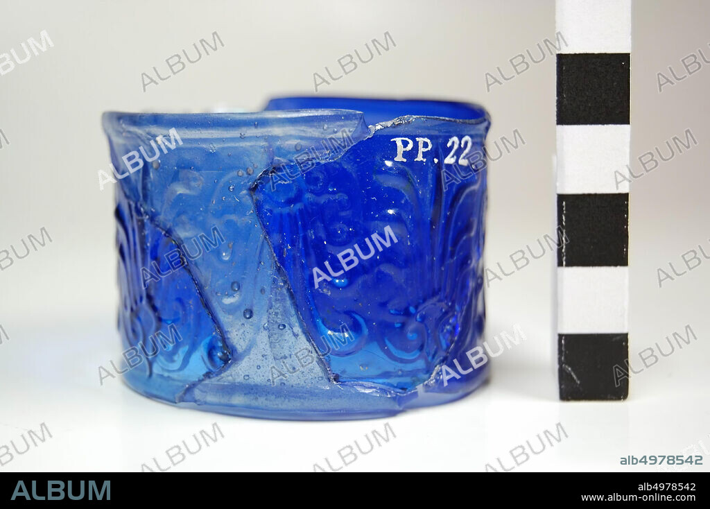 Three fragments of Roman-Syrian molded pyxis, of transparent, dark blue glass. On the outer walls palmmetten., Pyxis, fragment, glass, 3.8 cm, 0.