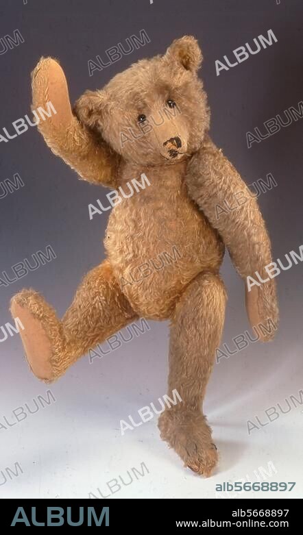Spielzeug / Stofftiere. Teddybär. Firma Margarete Steiff, Giengen an der Brenz, um 1910. Goldplüsch, gestickte schwarze Schnauze, schwarze Glasaugen, Höhe 74 cm. Kunsthandel London, Sotheby's, 22. Mai 1996, Lot 29.