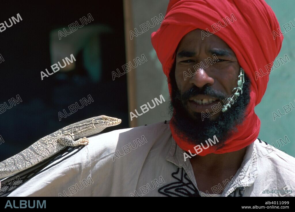 Keeper with a lizard in Tozeur zoo in Tunisia.
