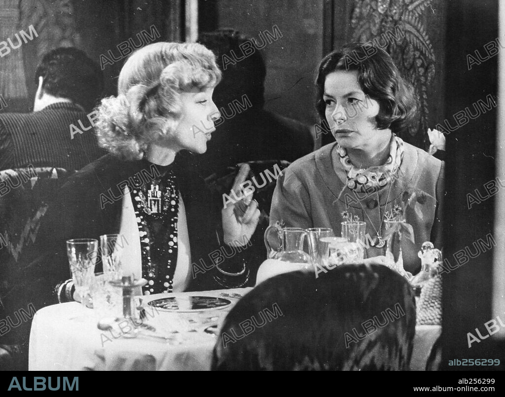 INGRID BERGMAN und LAUREN BACALL in MURDER ON THE ORIENT EXPRESS, 1974, unter der Regie von SIDNEY LUMET. Copyright UNITED ARTISTS.