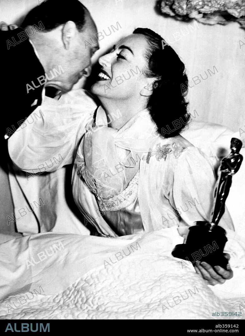 JOAN CRAWFORD. The 18th Academy Awards / 1946. 
Michael Curtiz with Joan Crawford, winner of the best actress award for "Mildred Pierce". 1946