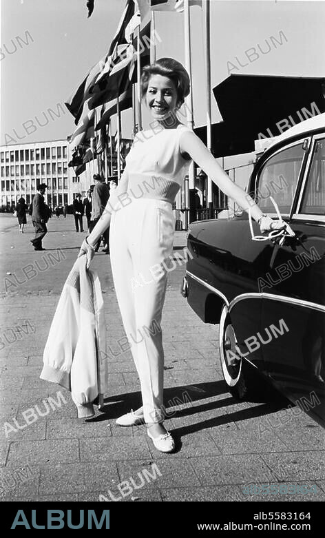 Mode:. Damenmode, Deutschland, 1960. Präsentation von Damenmode auf der FFM (Frankfurter Frühjahrsmesse?), 1960: Mannequin in einem Hosenanzug (Overall) mit Blouson. Foto.