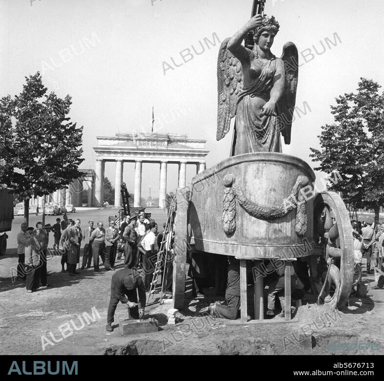 Berlin, Brandenburger Tor. Quadriga (1793, Entwurf Johann Gottfried Schadow). Die Siegesgöttin nach ihrer Restaurierung auf dem Pariser Platz vor dem dem Transport zum Brandenburger Tor. Foto, 1.8.1958.