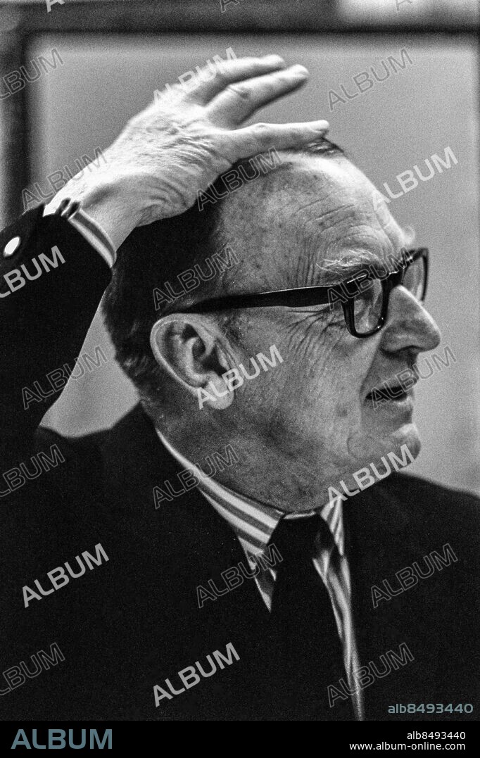 ARKIV 196505.. MOR COURAGE OCH HENNES BARN. Radioteater av Bertolt Brecht i regi av Alf Sjöberg.. Sänt första gången 1965-06-07.. Här ses regissören Alf Sjöberg under inspelningen.. Foto: Bo-Aje Mellin / SVT / Kod: 5600. Reportage publ. i RiR 23/65. RiR 17689. sv/v neg.