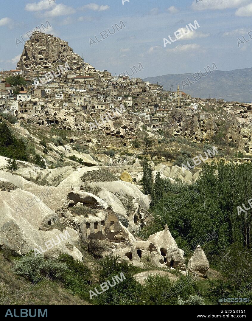 TURQUIA. UÇHISAR. Pueblo de la región de CAPADOCIA. Vista general de las viviendas trogloditas excavadas en las rocas, que podían llegar a tener unos 12 pisos subterráneos, muy bien acondicionados. Península Anatólica.