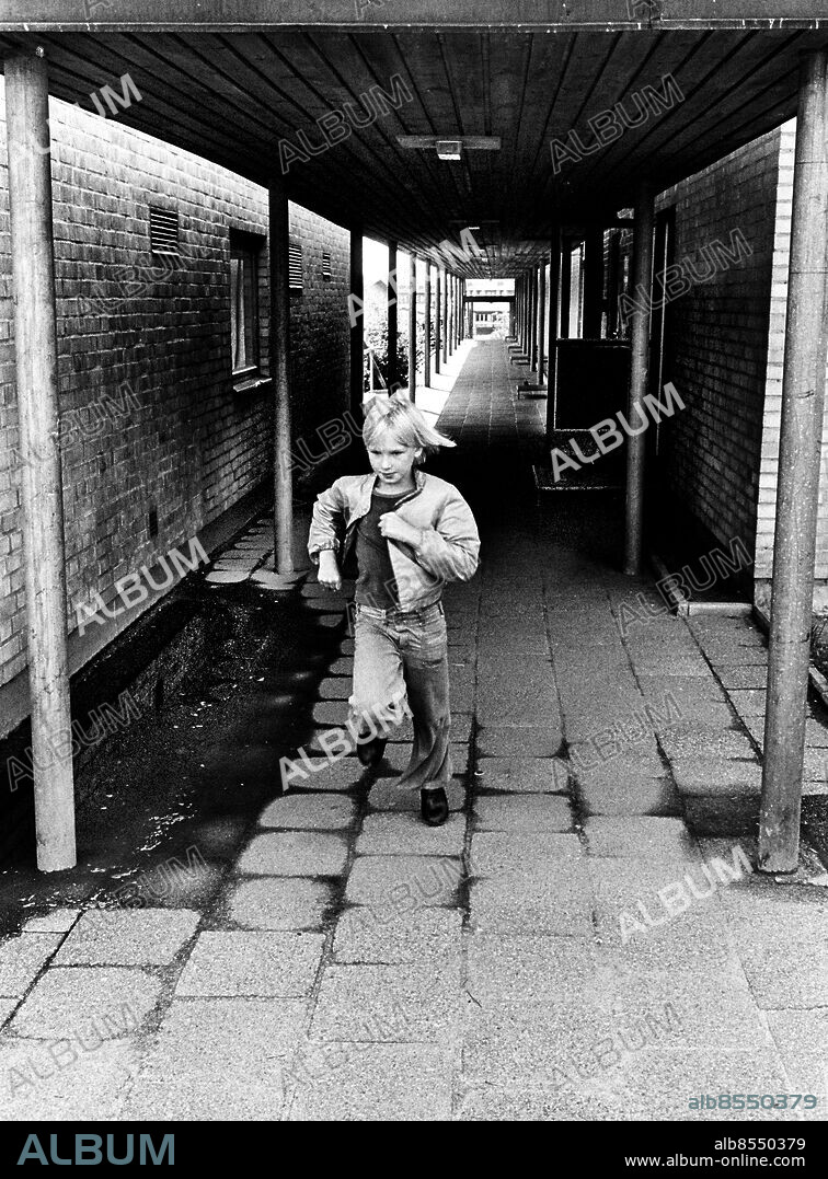 GÖTEBORG 1973-08-07.. Reportage inför FÖRLORARNA. TV-film i regi av Lars Forsberg.. Sänt första gången 1973-11-26.. Här ses 9-årige Henrik Lagergren, skådespelare, som sonen Arne.. Foto: Bertil S-son Åberg / RiR / SVT / Kod: 5600. Bild och notis publ. i RiR 35/73 sid. 4.. RiR 20912 sv/v neg.