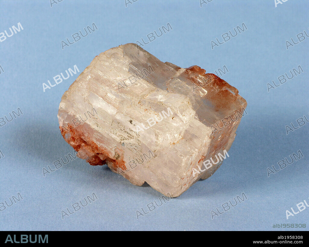 SILVINA. Mineral constituido por cloruro de potasio, monométrico, de sabor amargo. Utilizado como materia prima para la extracción del potasio.