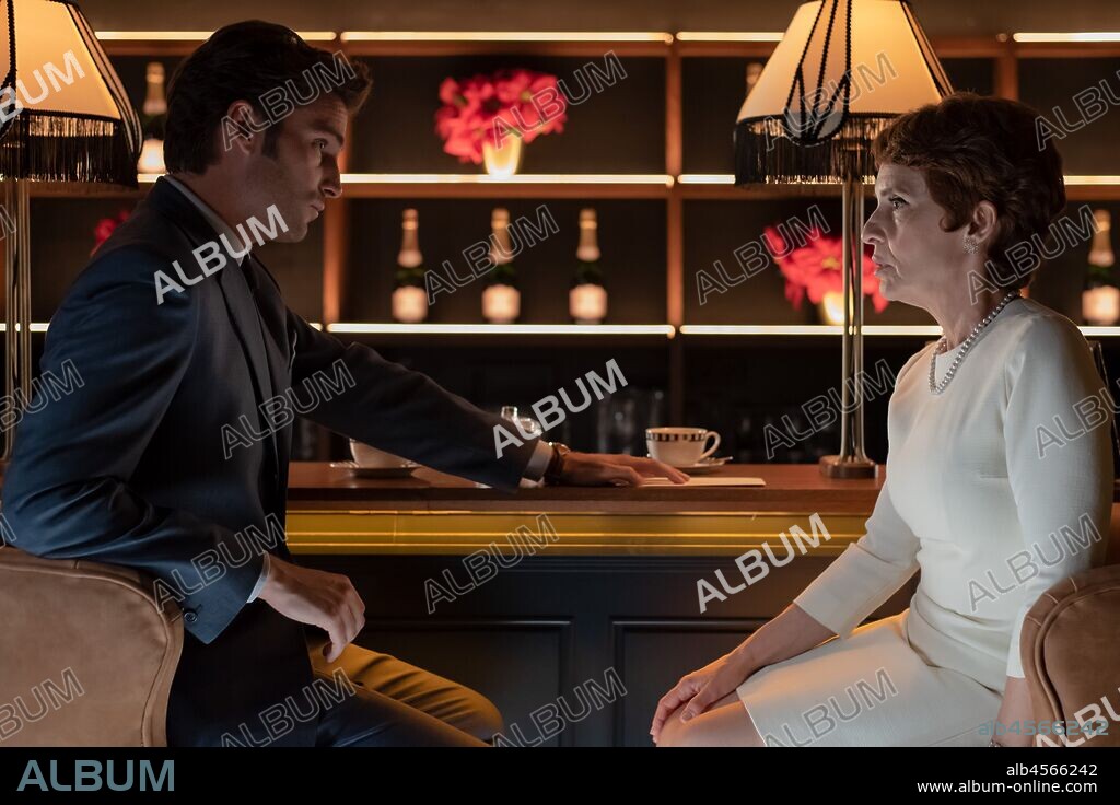ADRIANA OZORES and MAXI IGLESIAS in VELVET COLLECTION, 2017, directed by GEMA R. NEIRA and RAMON CAMPOS. Copyright BAMBU PRODUCCIONES/MOVISTAR +. Episodio Final. Una historia para recordar.
