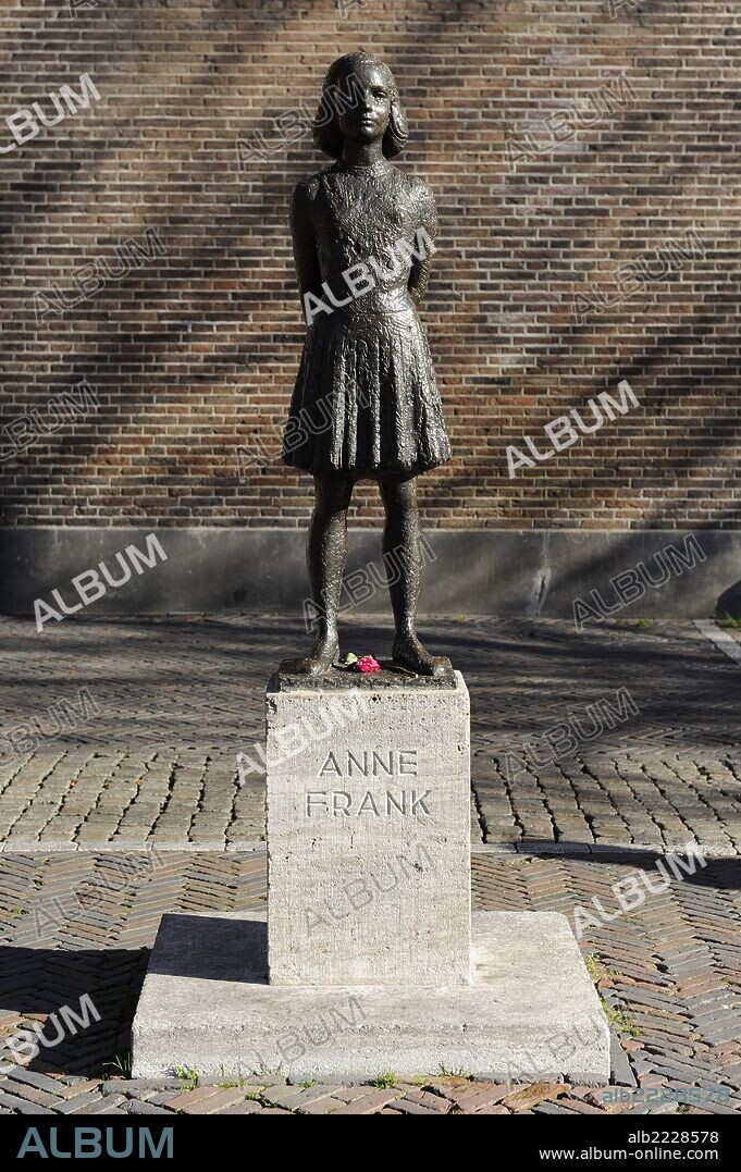 Ana Frank (1929-1945). Niña judía alemana, conocida por su Diario, donde dejó constancia de los casi dos años y medio que pasó ocultándose, con su familia y cuatro personas más, de los nazis en Ámsterdam (Países Bajos) durante la Segunda Guerra Mundial. Escultura conmemorativa a Anne Frank. Utrecht. Holanda. Paises Bajos.