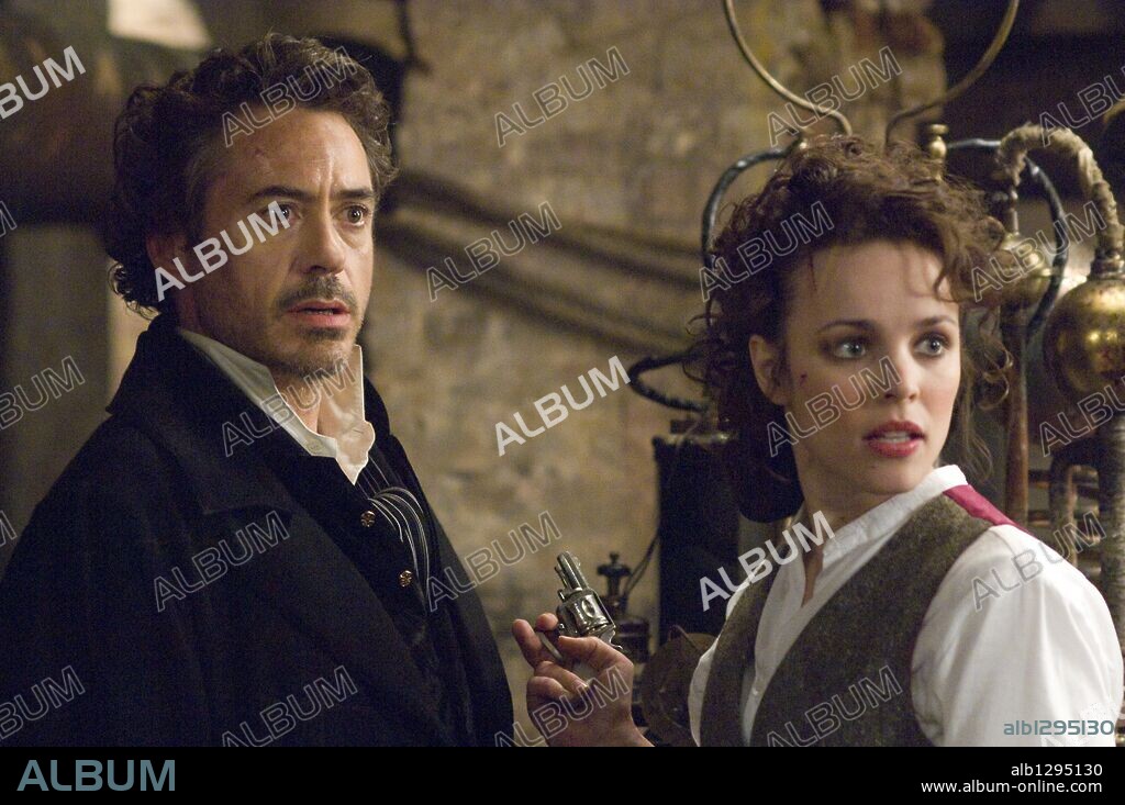 RACHEL MCADAMS et ROBERT DOWNEY JR dans SHERLOCK HOLMES, 2009, réalisé par GUY RITCHIE. Copyright SILVER PICTURES / BAILEY, ALEX.