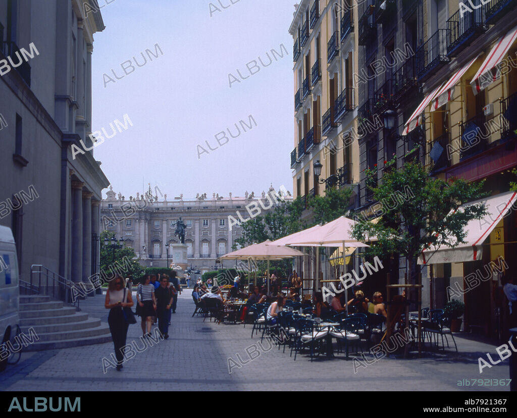 TERRAZAS EN LA CALLE FELIPE V- TEATRO REAL (IZQ) AL FONDO PALACIO REAL Y ESTATUA DE FELIPE IV.