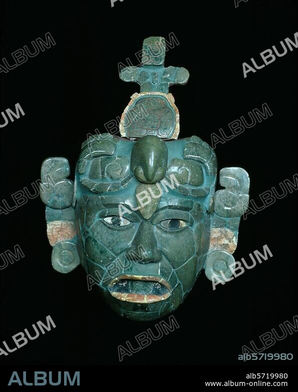 Culture maya, classique récent, VIe siècle ap. J.-C. Masque funéraire_ (probablement de Ah Cacau). Mosaïque de jadéite, de diopside, de nacre, de pyrite, de morceaux de coquilles de moule et d'escargot. H. 0,345 ; L. 0,295. Provient de Tikal, El Petén, Guatemala. Tombe 160. Inv. Nr. 11082, Guatemala, Museo Nacional de Arqueologia.