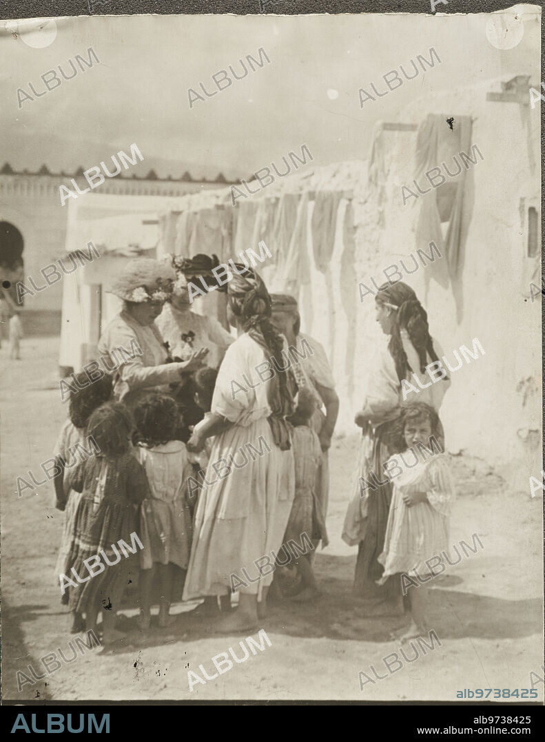 Melilla, August 1909. The Hebrews of Melilla. The Spanish writer Carmen de Burgos and her sister visiting a house in the Hebrew neighborhood of Melilla, where they distributed cash aid to women and children, who besieged them everywhere during their visit.