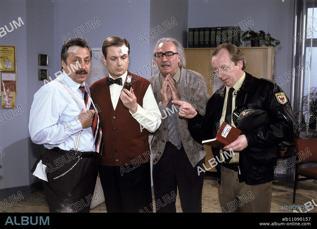 SALTO KOMMUNALE / The Crash D 2000 / Ralf Gregan WOLFGANG STUMPH (Stankoweit), HANS-JüRGEN SCHATZ (Mäßig), ACHIM WOLFF (Reschke), DETLEF ROTHE (Policeman), in the episode: 'The Crash', 2000. C42726 / Headline: SALTO KOMMUNALE / D 2000.
