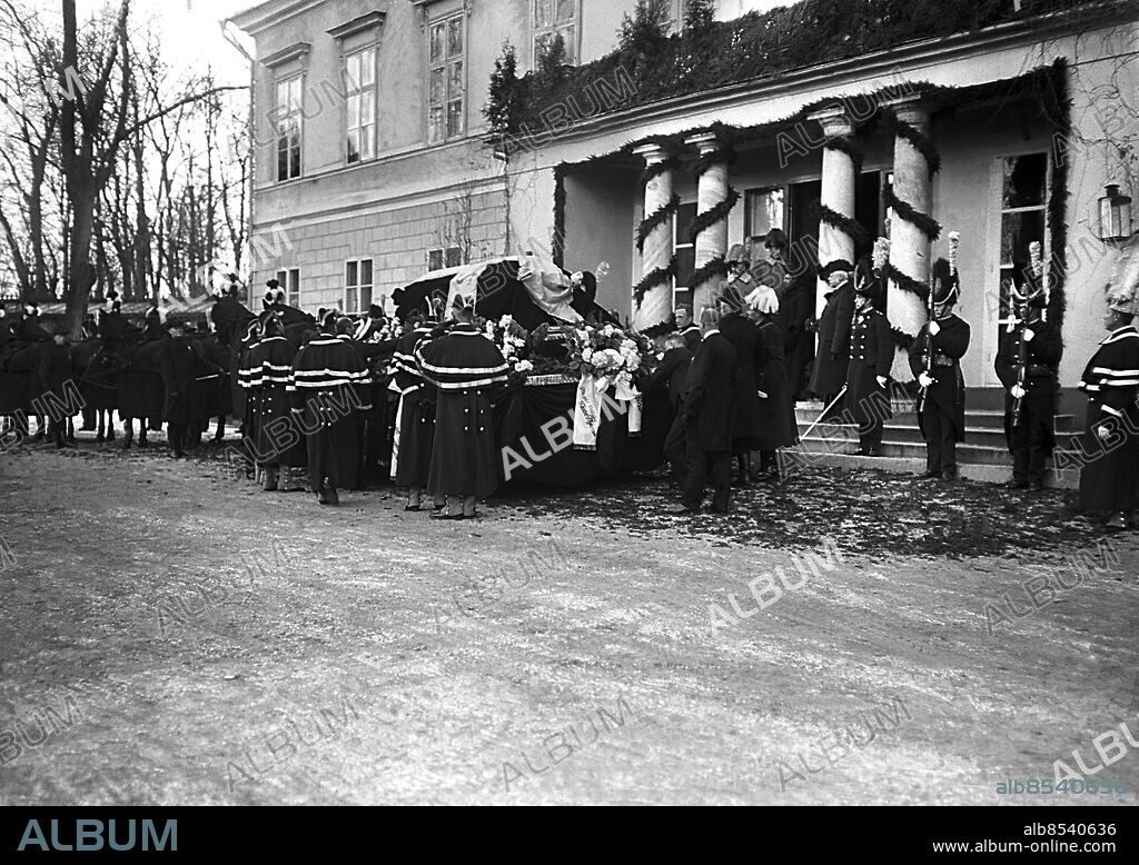 ARKIV 1914 . Prinsessan Teresias begravning. Prinsessan var gift med Karl XV och Oscar II;s broar August.. Princess Teresias funeral. Princess Teresia was married to prince August . Foto: TT / Kod 1900.
