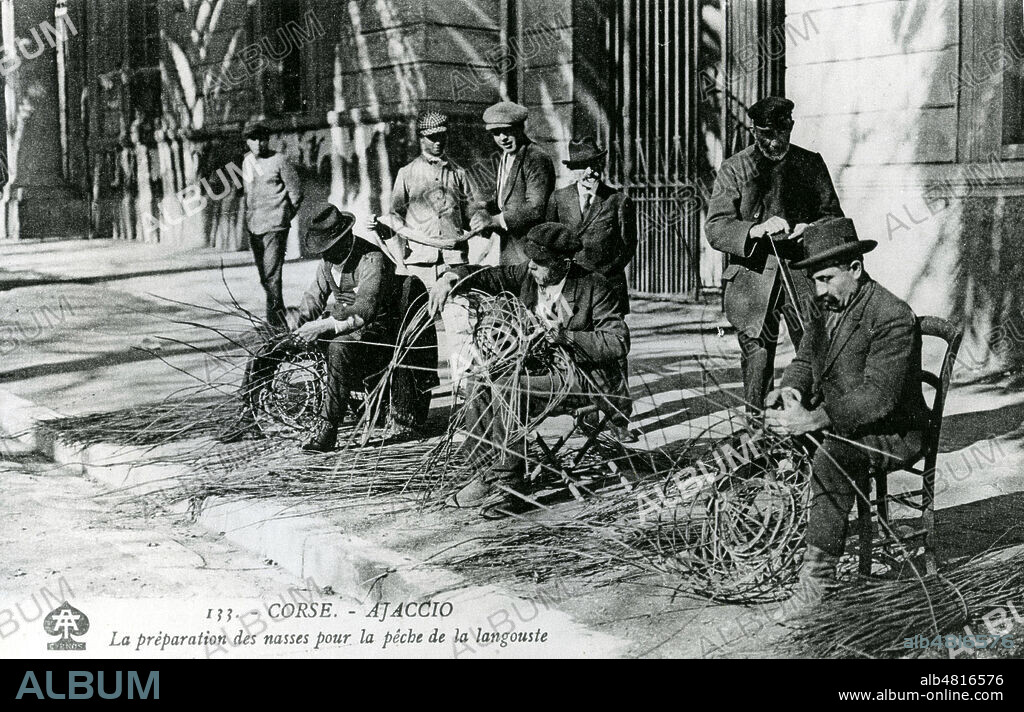 France Regions : CORSE AJACCIO : Preparation des nasses pour la peche a la langouste. Carte postale photographique. Vers 1910. Credit Collection KHARBINE TAPABOR.