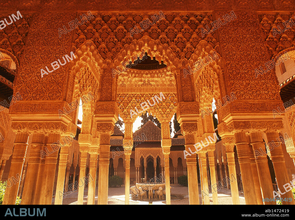 ARTE ISLAMICO. ESPAÑA. LA ALHAMBRA. Palacio real. Epoca Nazarí. Edificio cuya construcción se inició probablemente durante el reinado de Muhammad I, en el S. XIII, hasta el de Muhammad VII y de Yüsuf II en los S. XIV y XV. Perspectiva del PATIO DE LOS LEONES tomada a través de la columnata que lo rodea. GRANADA. Andalucía.
