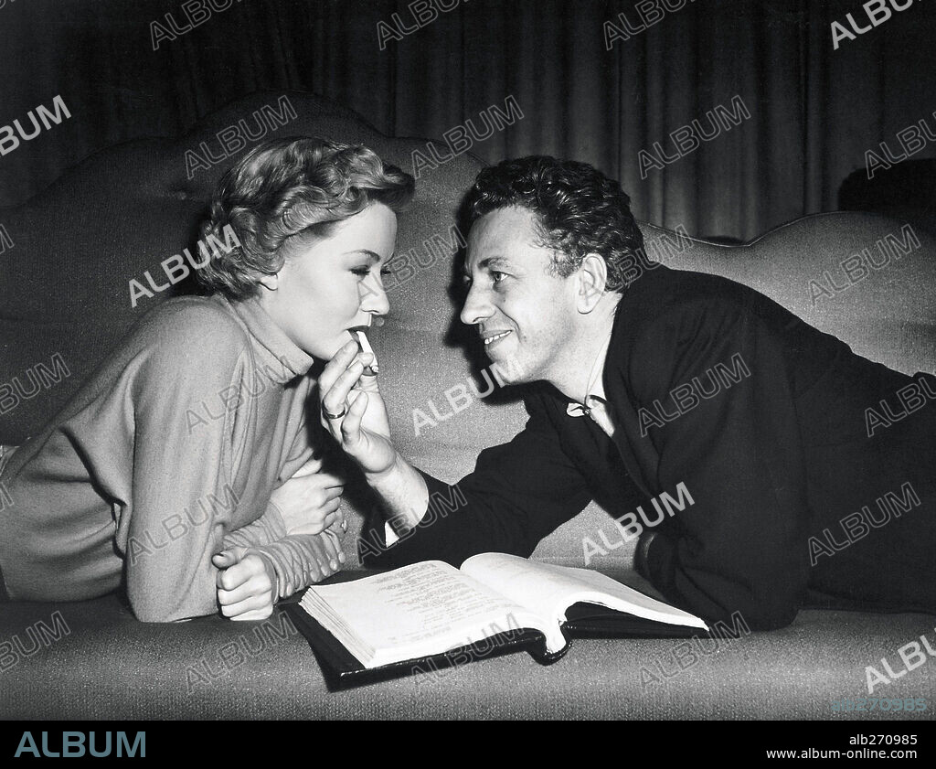 GLORIA GRAHAME and NICHOLAS RAY in IN A LONELY PLACE, 1950, directed by NICHOLAS RAY. Copyright COLUMBIA PICTURES.