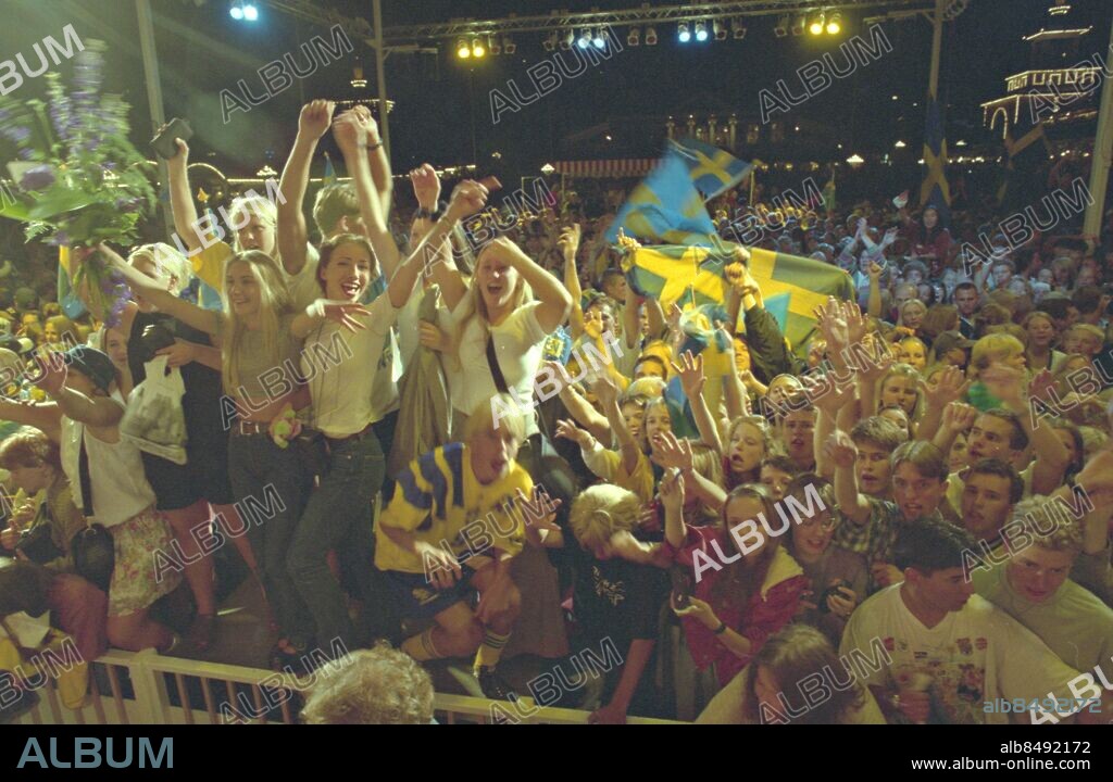 Göteborg 1994-07-17 - De svenska VM-hjältarna, som tog brons i fotbolls-VM tas emot på Liseberg - Vi ser bl.a. Tomas Ravelli - Lillbabs och Lasse Kronér - *** Local Caption *** Krep 1994-07054. KAMERAREPORTAGE.
