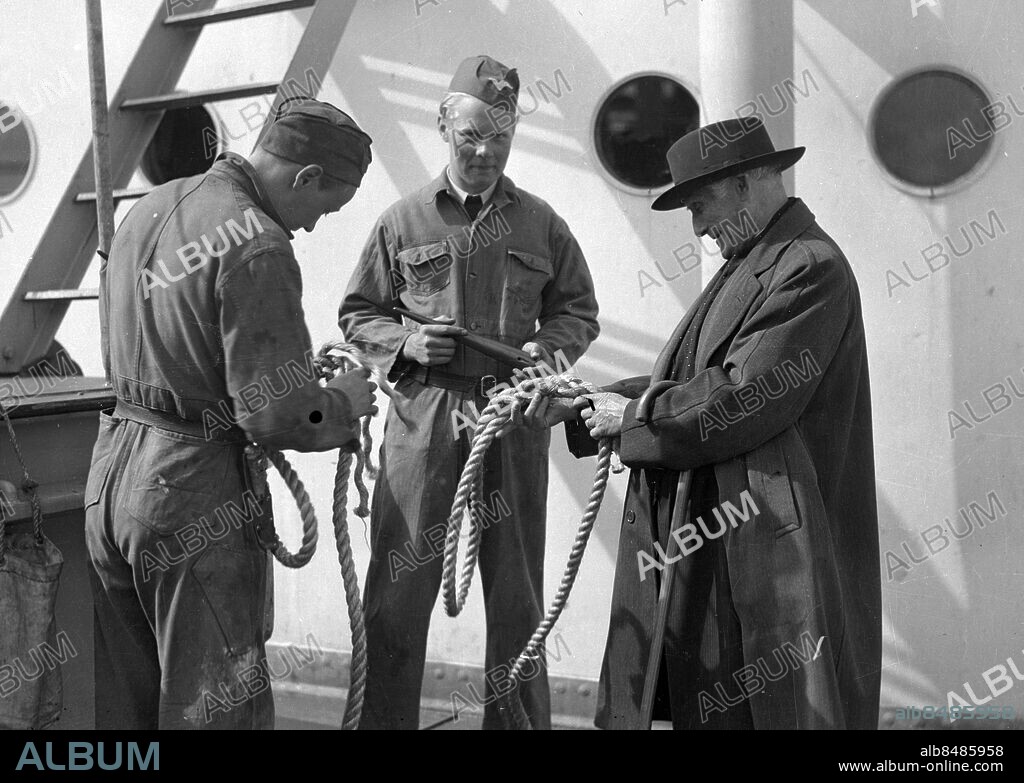 GÖTEBORG 1943-05-07.. Vi är troligen ombord på segelfartyget Albatross - th Götaverkens Hugo Hammar som kollar på en tross. *** Local Caption *** GT Låda 1943-mars-april-maj-jun-jul-aug- Foto: Kamerareportage / TT / Kod: 2524.