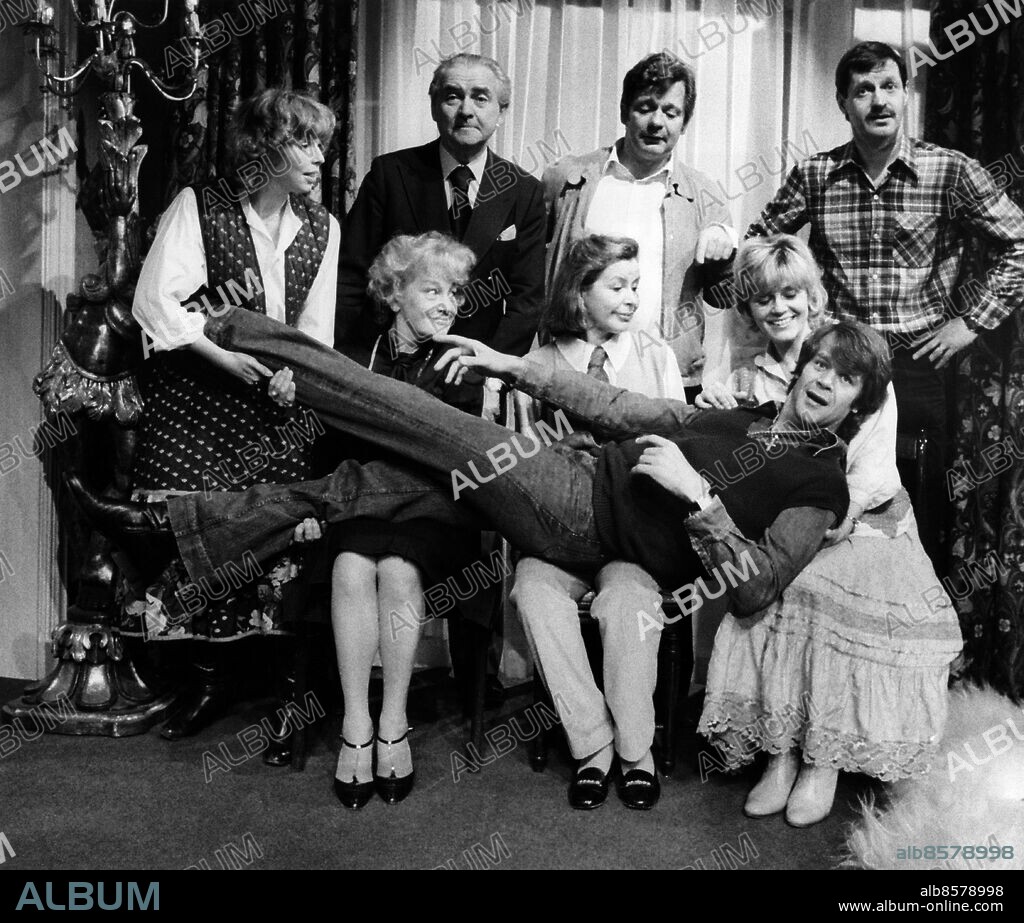 STOCKHOLM19790503. Meg Westergren, Stig Järrel, Börje Ahlstedt och Lars Lind i övre raden och Siv Ericks, Maj-Britt Nilsson, Christina Schollin och Lars "Lasse" Berghagen i undre raden, repeterar "Sängkammarfarsen" på Vasateatern. Foto: Per Kagrell / EXP / SCANPIX / Kod: 26. **AFTONBLADET OUT**.