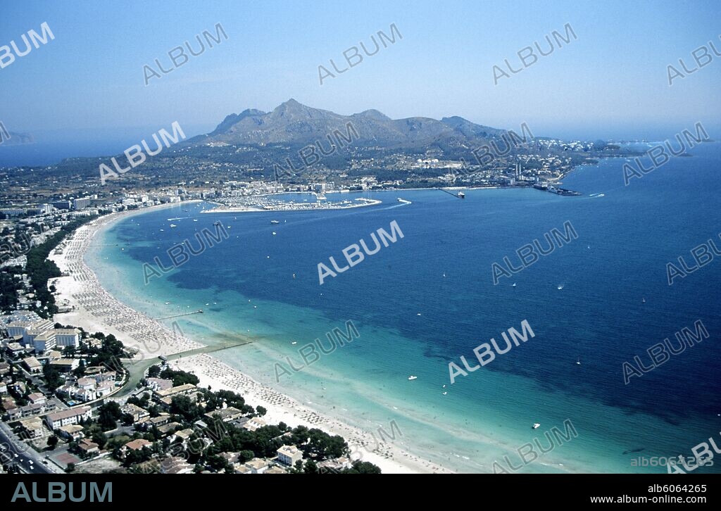 Bahía de Alcudia; Luftaufnahme der Bucht und des Strandes.