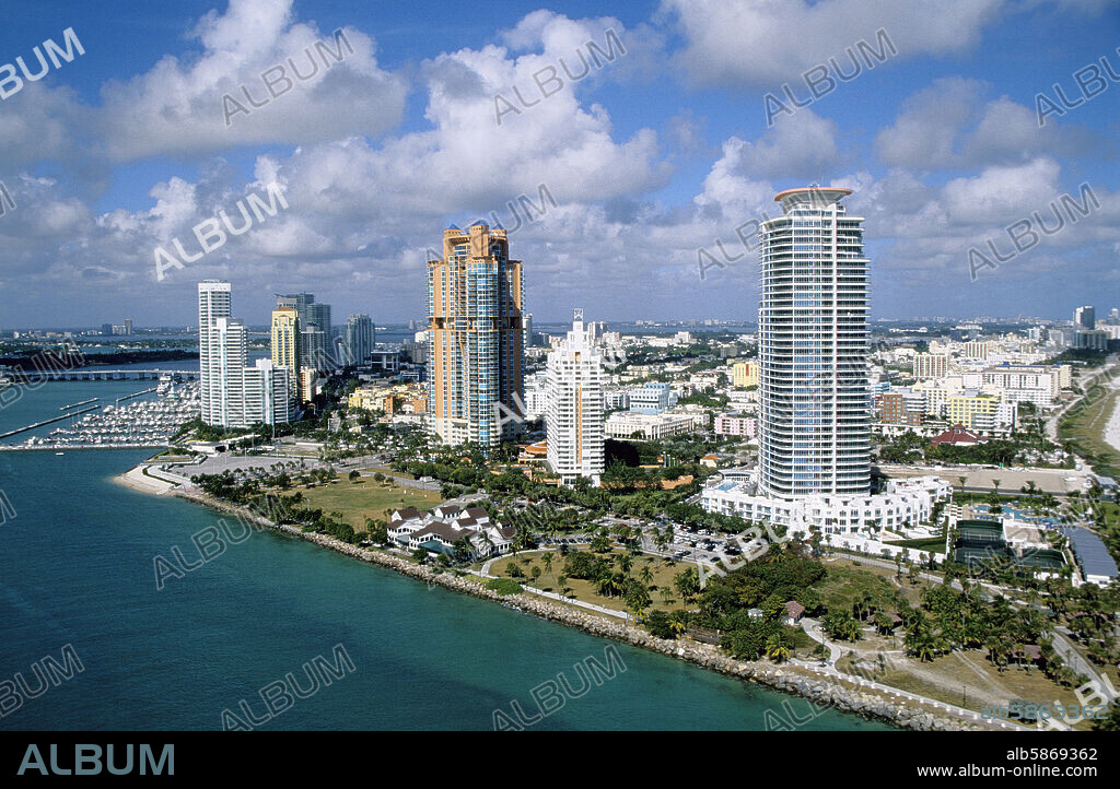 South Miami Beach; vista aérea con edificios y playa desde el sur.