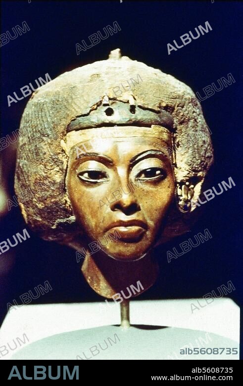 Teje, ägyptische Königin, Gattin Amenophis'. III., Mutter Echnatons, 18. Dynastie. Porträtkopf. Eibenholz, Perücke aus Leinwand, Höhe 9,4 cm. Um 1370 v. Chr. Berlin, SMB, Ägyptisches Museum.