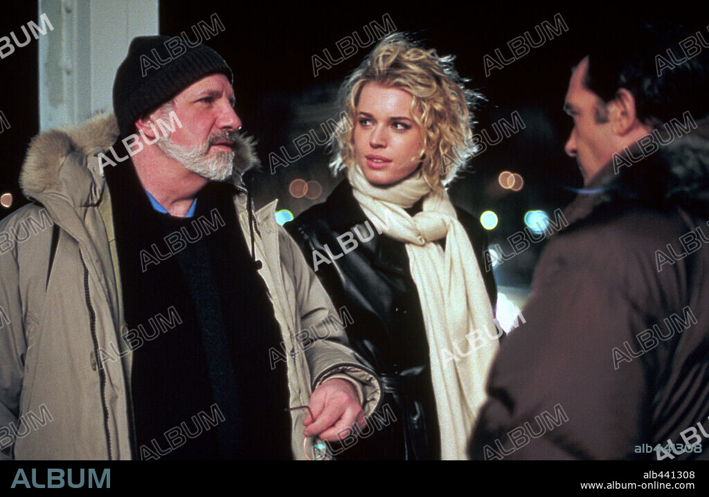 ANTONIO BANDERAS, BRIAN DE PALMA und REBECCA ROMIJN in FEMME FATALE, 2002, unter der Regie von BRIAN DE PALMA. Copyright WARNER BROS. PICTURES / GEORGE, ETIENNE.