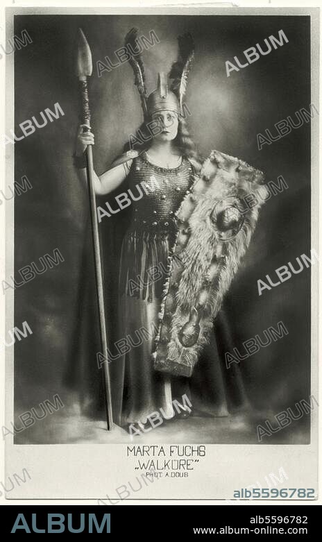 Wagner, Richard; Komponist; 1813-1883. Werke: Die Walküre (UA 1870). Rollenbild der Sopranistin Marta Fuchs (1898-1974) als "Brünnhilde". Foto, Dresden (?) 1935 (A.Dous). Rückseitig mit handschriftl. Widmung:. "Herrn Egisto Pick (...) Marta Fuchs 18.5.35". Berlin, Sammlung Archiv für Kunst und Geschichte.