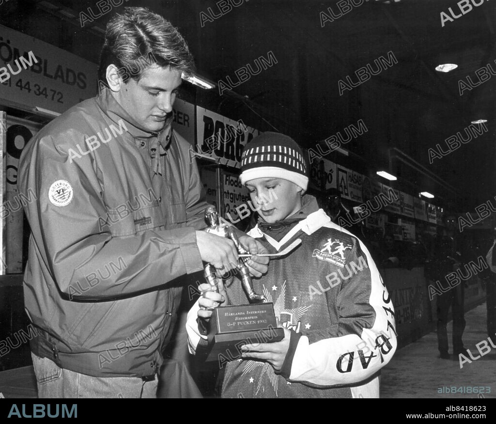 Göteborg 1992-02-02. GP-Pucken. Prisutdelaren Joakim Esbjörs och Mölndals Lagkapten Johan Norén . Foto: Roger Granat . ©Kamerareportage *** Local Caption *** . GP.