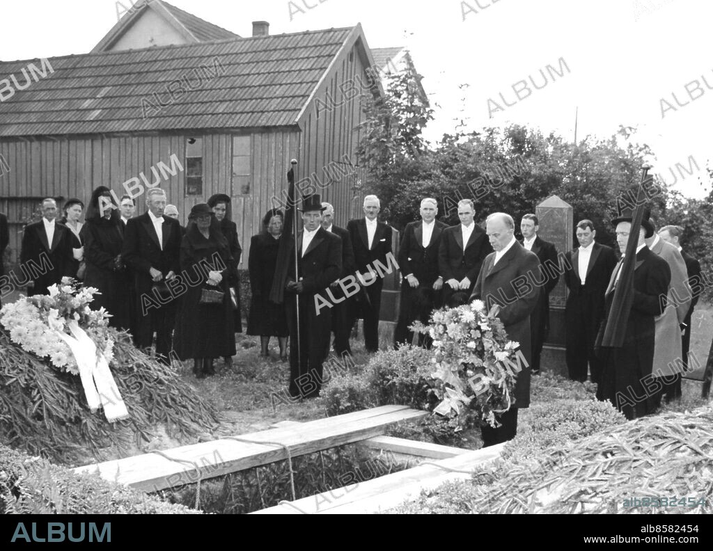 Massmördaren Tore Hedin i Skåne 1951 - 1952.. Mördade 21 aug 1952 på ålderdomshemmet i Hurva sin fästmö och föreståndarinnan med yxa. Han tänder sedan eld på hemmet och ytterligare fem personer åldringar dör.. På bilden begravs Elna Andersson.. (c) Sydsvenskan /IBL Bildbyrå.