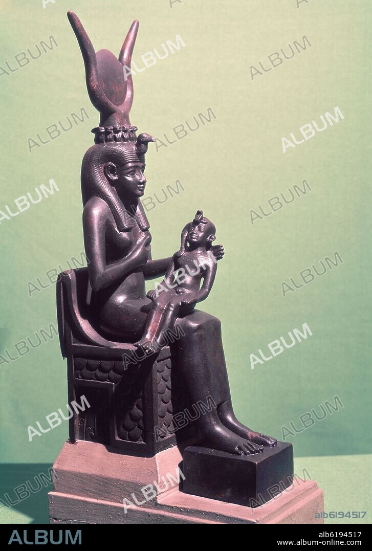 FIGURA EN BRONCE DE LA DIOSA ISIS CON SU HIJO HORUS.