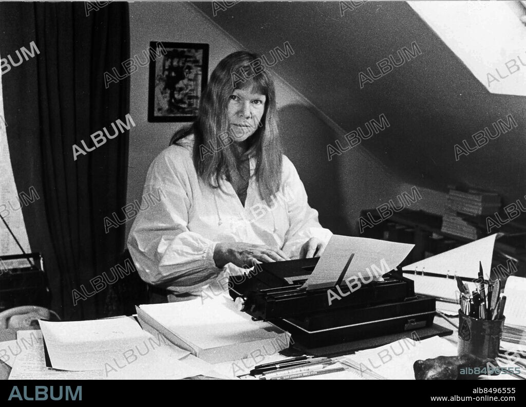 Åstol 1981-05-25. Birgitta Stenberg - författare, översättare och illustratör - kommunalpolitiker i Bohuslän *** Local Caption *** GP Foto: Gillis Supkiewicz. KAMERAREPORTAGE.