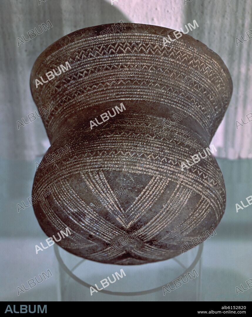 VASO CAMPANIFORME PROCEDENTE DE ECIJA - 2200-1700 AC - 12x14,3 cm - FINALES DE LA EDAD DEL COBRE.