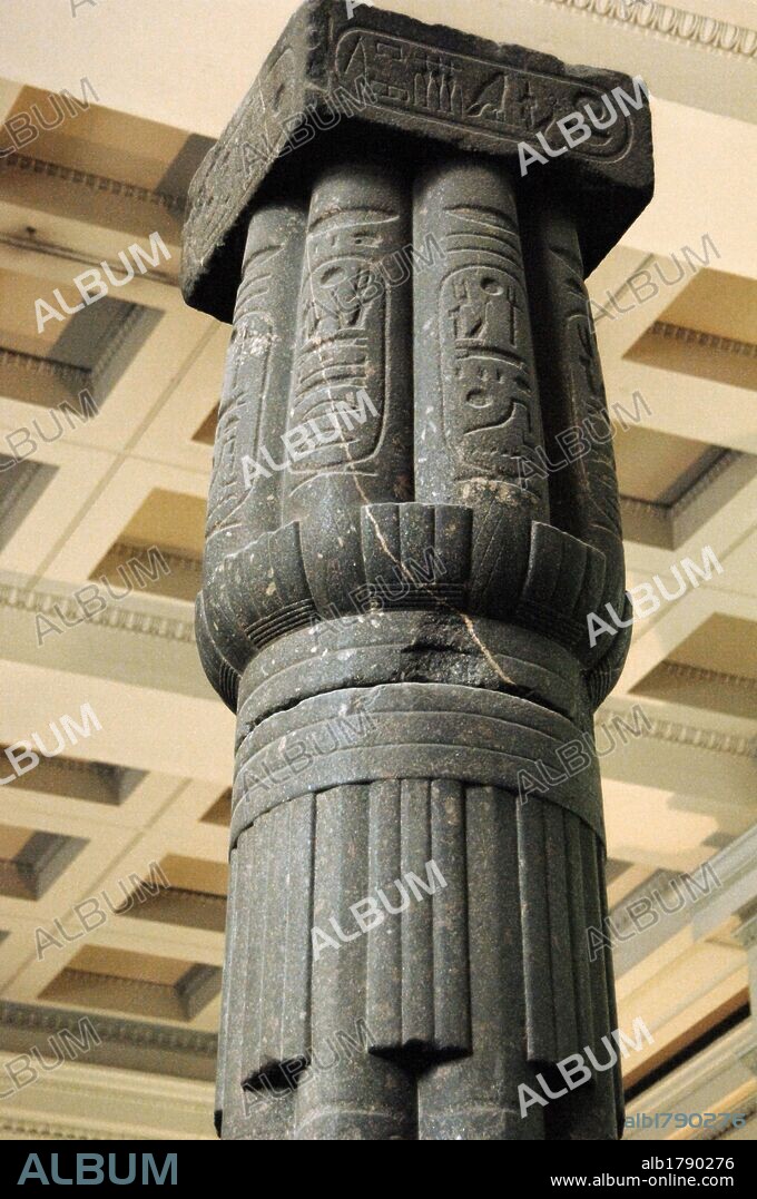 ARTE EGIPCIO. IMPERIO NUEVO. DINASTIA XVIII. COLUMNA PAPIRIFORME de granito gris. Fechada hacia el año 1500 a. C. En el ábaco consta el nombre del rey AMENOFIS III y en el eje aparece el nombre de MERNEPTAH de la Dinastía XIX. El último nombre de la columna es el del rey SETHNAKHTE de la Dinastía XX. Museo Británico. Londres. Inglaterra. Reino Unido.