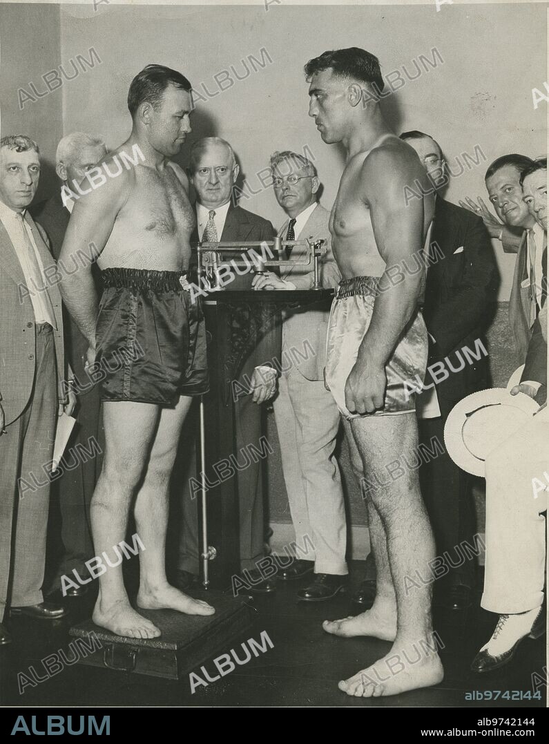 New York (United States), 07/10/1933. Cousin Carnera against Jack Sharkey. In the image the two boxers weigh themselves in the offices of the New York boxing station before the fight.
