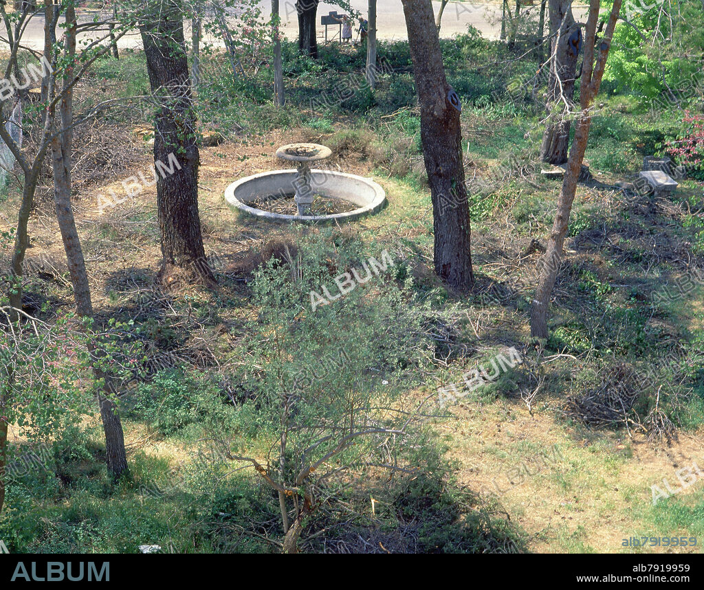 FUENTE EN EL JARDIN DEL PALACIO DE NUEVO BAZTAN.