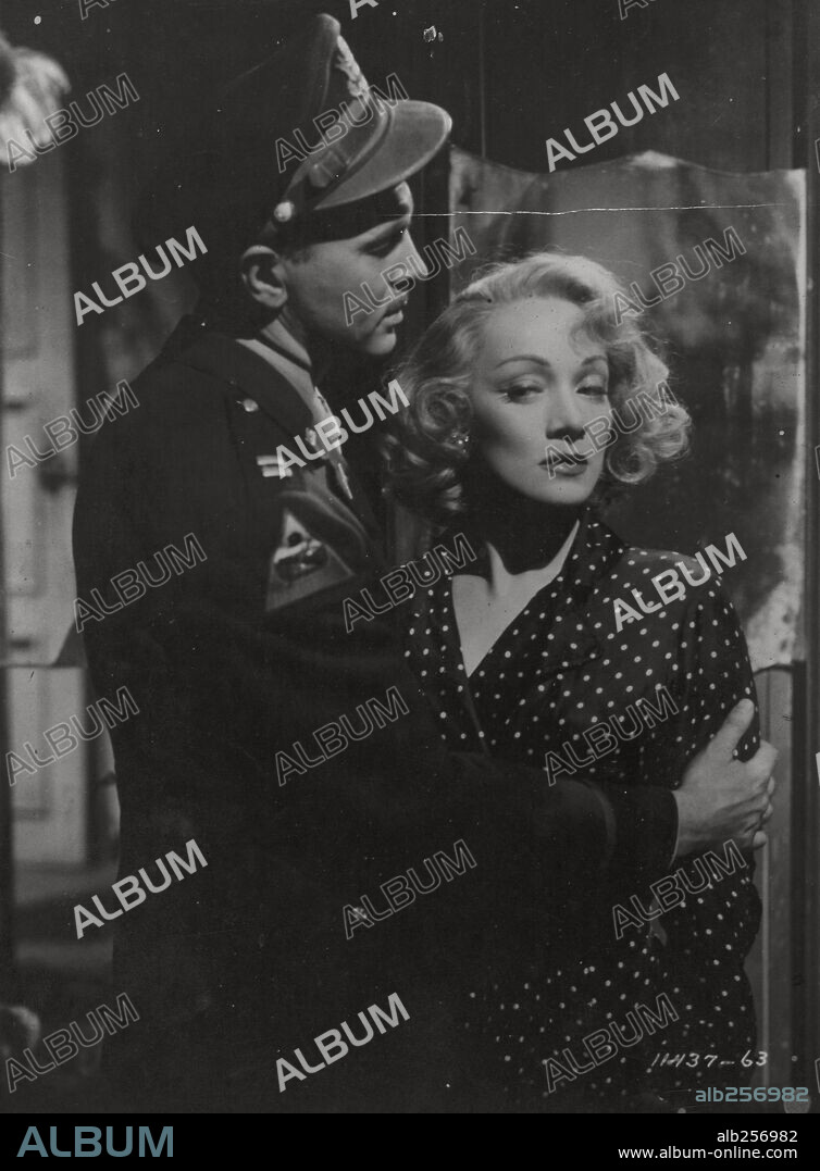 JOHN LUND y MARLENE DIETRICH en BERLÍN OCCIDENTE, 1948 (A FOREIGN AFFAIR), dirigida por BILLY WILDER. Copyright PARAMOUNT PICTURES.