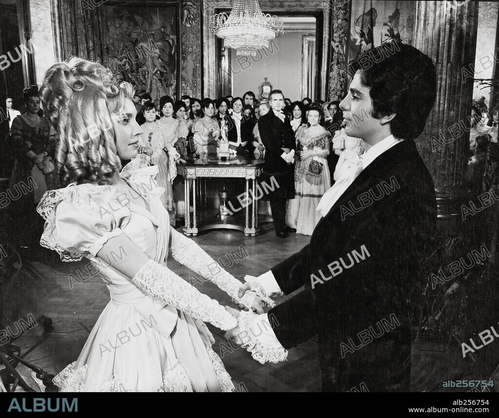 DIANIK ZURAKOWSKA und JULIAN MATEOS in BOHEMIOS, 1969, unter der Regie von JUAN DE ORDUÑA. Copyright TVE.