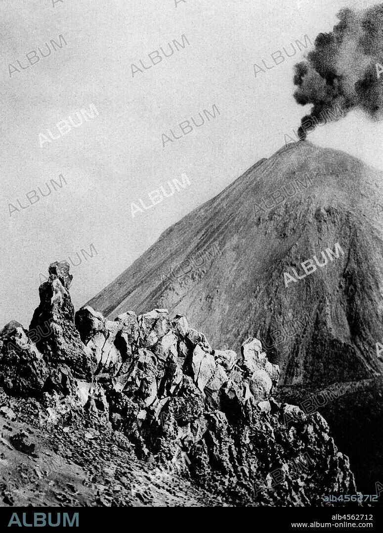 Service eruption of Vesuvius in April 4. 1906. view from the mountain somma.