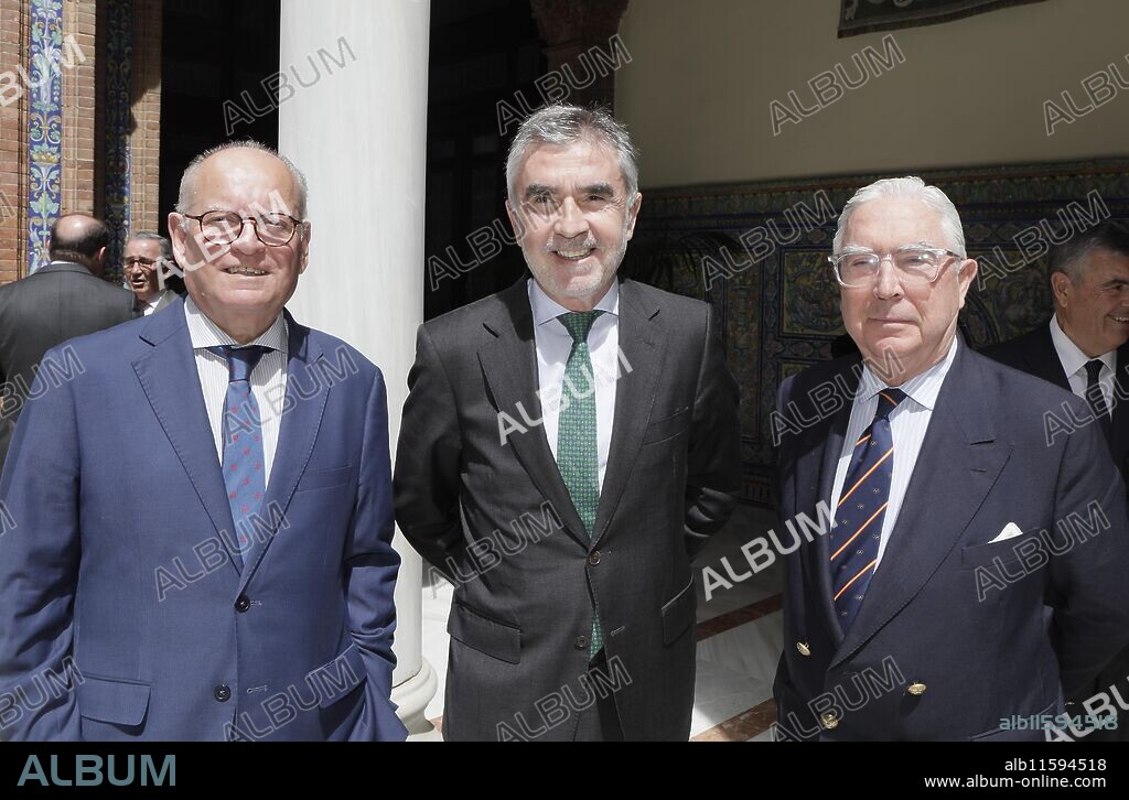Seville, 05/04/2024. XI edition of the Sabino Fernández Campo award that took place at the Capitanía theater. In the image, Álvaro Ybarra, Iñaki Arechabaleta and Enrique Moreno de la Cova. Photo: Raúl Doblado. ARCHSEV.
